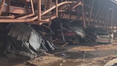 "Размером больше олимпийского бассейна". Рекламный щит обрушился в Мумбаи, погибли 14 человек