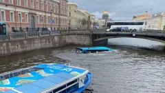 Пассажирский автобус упал с моста в реку в центре Санкт-Петербурга