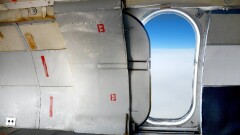 "Поссорился с девушкой". В США пассажир открыл аварийную дверь самолёта, когда тот готовился к взлёту