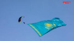 В небе над Алматы раскрыли самый большой флаг Казахстана