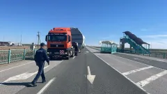 Грузовик снёс пешеходный мост в Кызылординской области