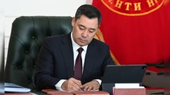 "Не будет бардака". Президент Кыргызстана подписал закон об "иноагентах"