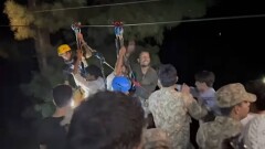 Людей, которые застряли в висевшем на одном тросе подъёмнике, спасли в Пакистане