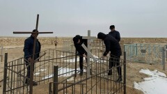 Могилы восстановили на разгромленном вандалами православном кладбище в Мангистауской области