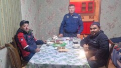 Участковый привёз к себе домой замерзающих водителей в Жамбылской области