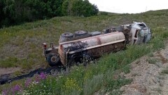 Грузовик с серной кислотой перевернулся в ВКО: экологи взяли пробы воды из ближайшего родника