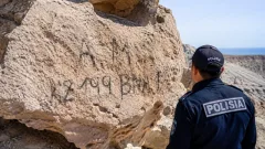 Написал имя и номер авто на скалах: жителя Мангистау арестовали за вандализм