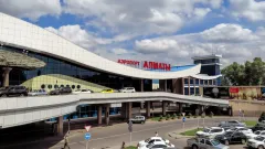В аэропорту Алматы мужчина напал на сотрудницу досмотра с ножом