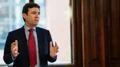 Энди Бернэм стал премьер-министром Великобритании