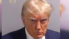 Первое в истории США тюремное фото экс-президента: Трампа арестовали и отпустили под залог