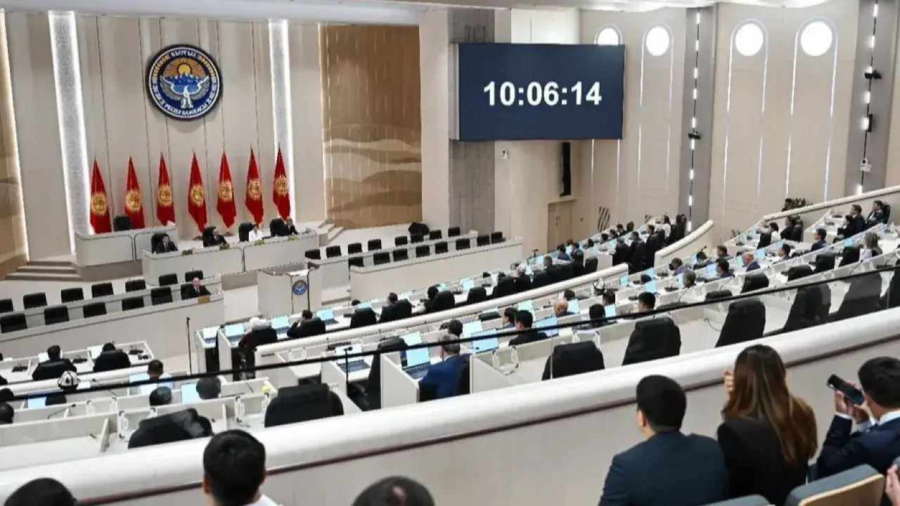 Передавать СМИ имена депутатов-прогульщиков решили в парламенте Кыргызстана