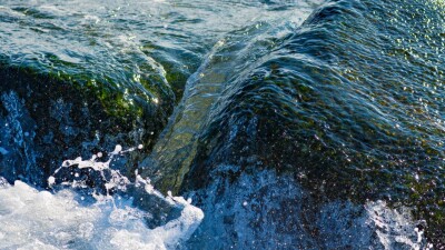 Мощный поток воды размыл защитные укрепления близ Атырау