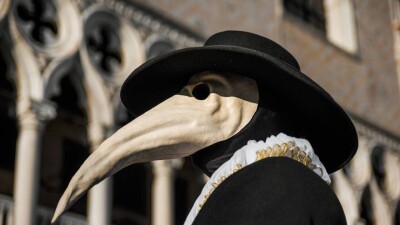 Чума, холера, оспа обезьян: как казахстанцам не заразиться в отпуске за границей