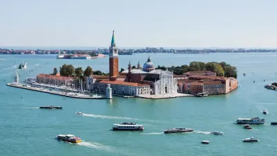 Платье от D&G, кольцо за 2,5 млн долларов и 200 звёзд: как прошла "свадьба века" Безоса в Венеции