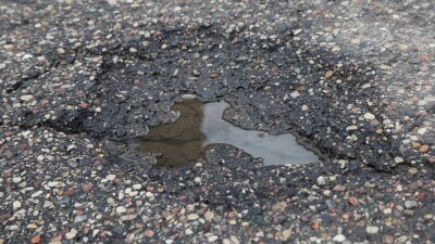 Строительную компанию обязали восстановить асфальт на дорожной развязке в Алматы