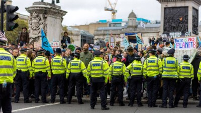 Англию потрясли протесты после ужасающего убийства трёх девочек