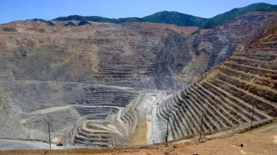 "Мост не выдержал паники после выстрелов". В Конго на медном руднике могли погибнуть до 49 старателей