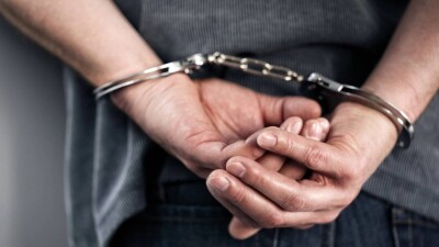 "Сознательно дал завладеть оружием". Отца подростка, устроившего массовое убийство в американской школе, арестовали