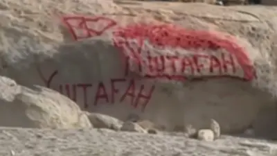 Жителя Мангистау оштрафовали за надпись на природном камне