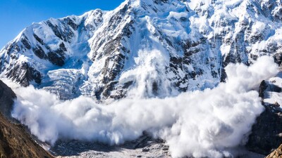 Снежная лавина заблокировала дорогу в Алматинской области