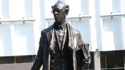 Памятник актёру Юрию Померанцеву открыли в Алматы