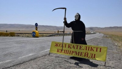 Смерть с косой проехалась на крыше разбитого авто в Таразе