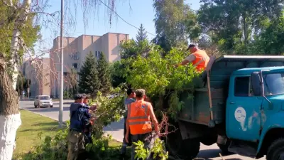 В Аксу вернули свет после урагана, число пострадавших возросло до 18