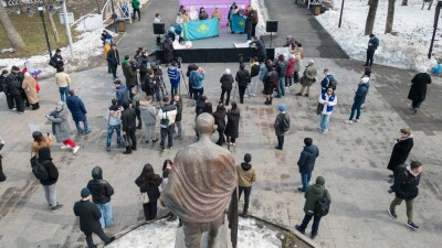 "Приведу тысячи девушек, готовых стирать носки". Как в Алматы прошёл митинг за права женщин