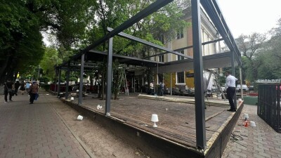 Летнюю террасу ресторана в центре Алматы сносят по решению суда