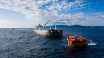 Перевалку нефти на морском терминале КТК приостановили из-за непогоды