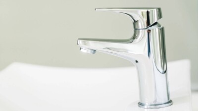 "Скупают питьевую воду". Жители Петропавловска запаниковали из-за отключения водопровода