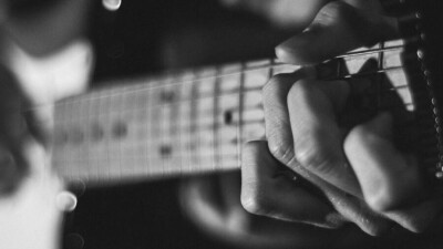 Умер сооснователь и бас-гитарист Bon Jovi Алек Джон Сач