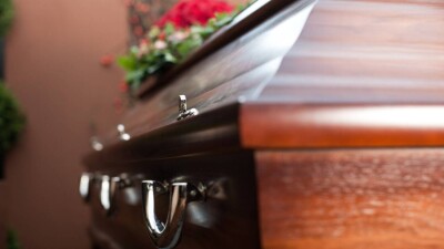 "Постучала по крышке гроба". Женщина удивила родственников, "воскреснув" на собственных похоронах в Эквадоре