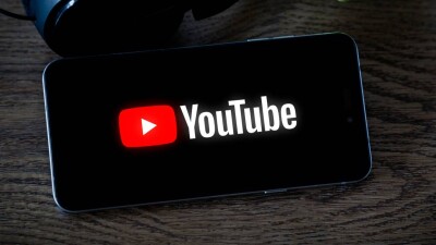 "Ухудшает самооценку". YouTube ограничит показ подросткам видео о физической форме и весе