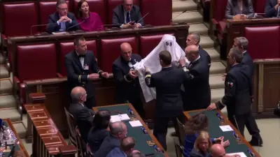 Итальянский депутат в образе привидения устроил скандал в парламенте