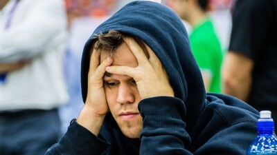 Чемпион мира по шахматам Магнус Карлсен проиграл в онлайн-турнире из-за неверного клика мышью