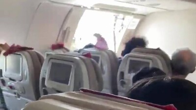 Мужчина попытался выброситься из летящего самолёта в Южной Корее