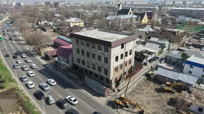 Четырёхэтажное здание сносят в Алматы по решению суда 