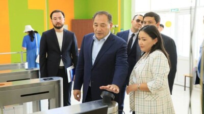 "Распознаёт рисунок вен ладони". Биометрическую систему доступа и оплаты ввели в актюбинской школе