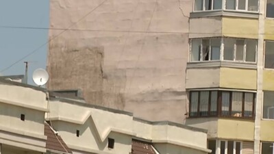 Фасад дома частично обрушился из-за сильного ветра в алматинском микрорайоне Нуркент