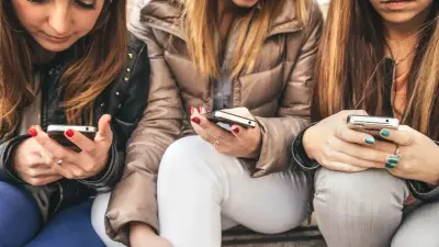 "Мозги наших детей не продаются". Запрет на соцсети для подростков до 15 лет вводят во Франции