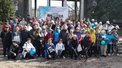 100 алматинских пенсионеров приняли участие в турнире по скандинавской ходьбе