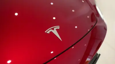Tesla отзывает более 20 тысяч электромобилей из-за слишком ярких фар