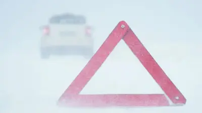 На трассе в Актюбинской области столкнулись 10 авто: трёх человек госпитализировали