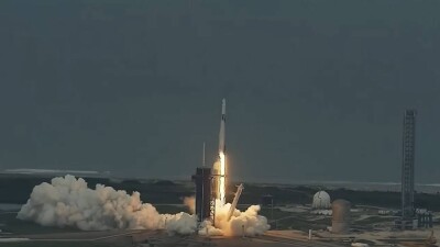 SpaceX запустила ракету с космическими туристами к МКС