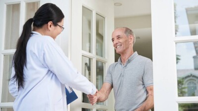 Минздрав посетит дома казахстанцев: как отличить работников ведомства от мошенников