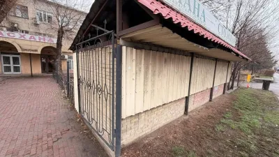 Построенную без разрешения столовую снесли в Алматы