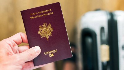 Двое иностранцев предъявили в аэропорту Алматы поддельные паспорта Франции