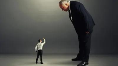 "Унижал сотрудников". Главу ревкомиссии Туркестанской области проверяют после опубликованной аудиозаписи