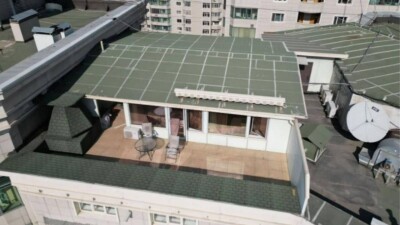 Алматинец возвёл мезонин на крыше жилого дома. Постройку пришлось снести